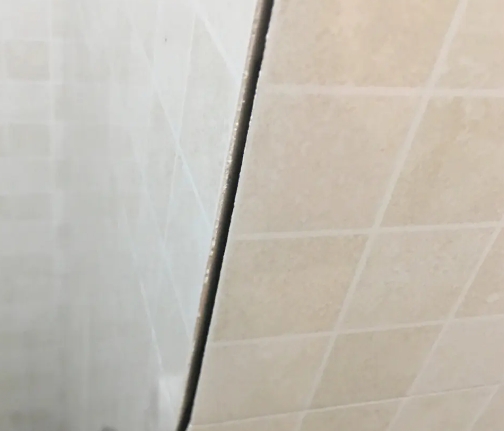 城阳瓷砖空鼓维修公司分享阳台瓷砖脱落的修复过程可以分为以下几个步骤