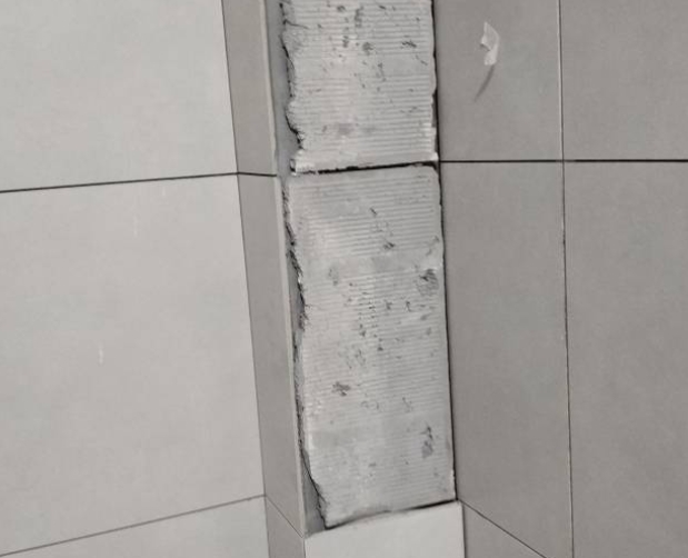 城阳瓷砖空鼓维修公司分享下瓷砖施工前基层浇水润湿程度不足，可能导致以下问题